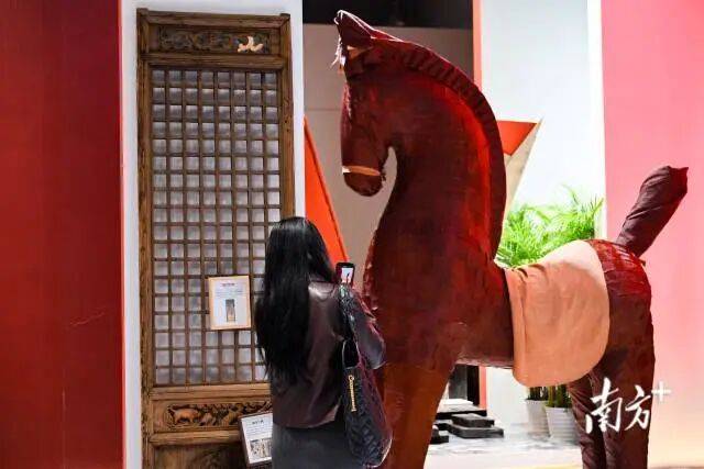 此前亮相广州设计周的“当红马”香云纱装置