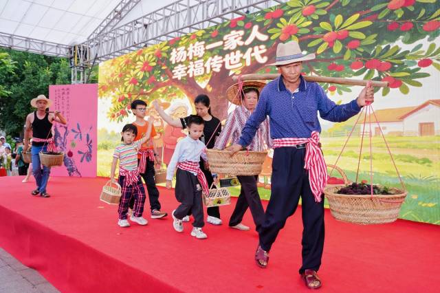 “杨梅一家人”讲述匠人故事。 “杨梅一家人”讲述匠人故事。