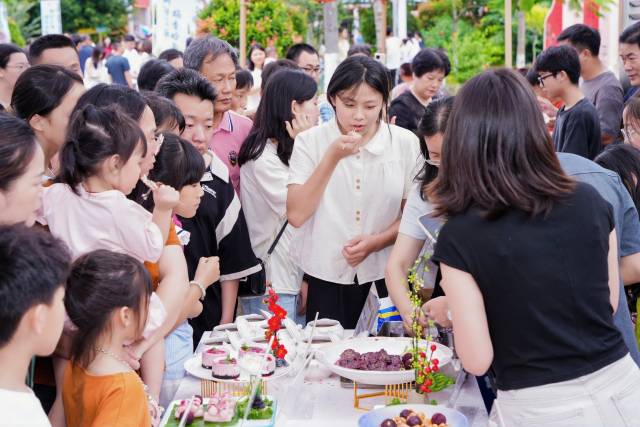 杨梅美食品鉴区。 杨梅美食品鉴区。
