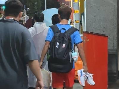 接地气的粤超！梅州队长赛后步行回家，到家第一件事先洗澡