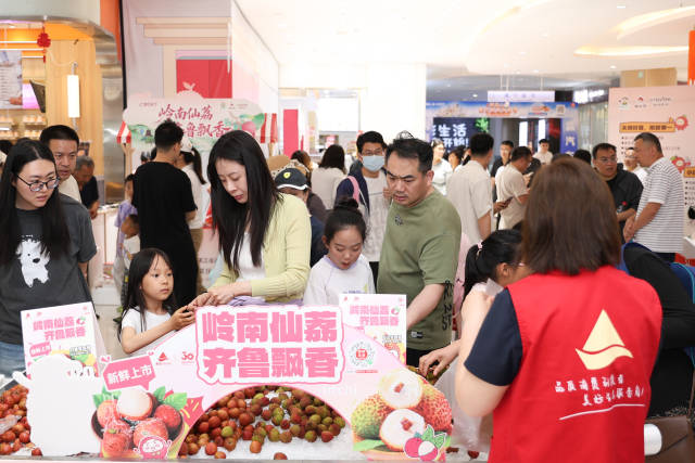 济南市民在选购新鲜抵达的仙品荔 