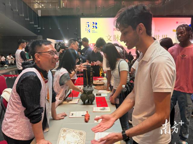 巴基斯坦留学生在现场了解漆器展