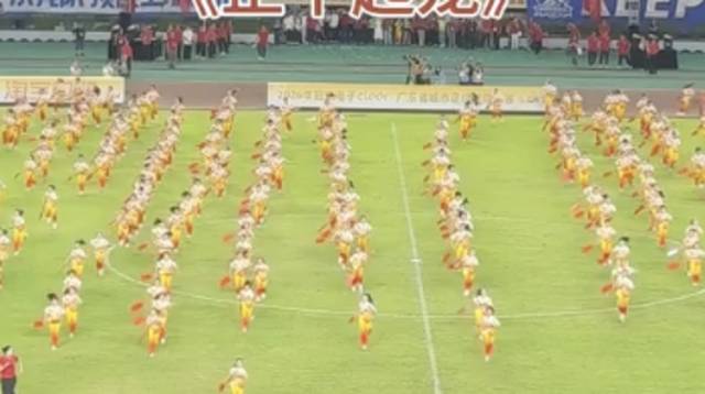 视频｜在粤超东莞主场，500名学子现场“起龙”