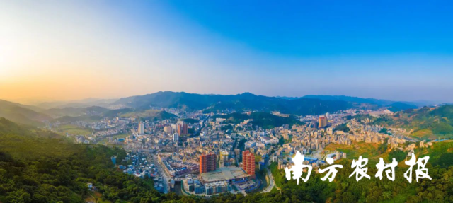 隆林县城全景。
