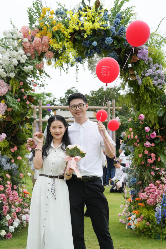 新人携手走过“派糖甜蜜花门”。谭家富 摄