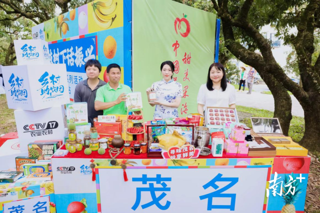 2023年5月，张钧如在CCTV-17“乡村助农团”17助农日系列活动广东站为茂南展馆讲解（右二）。