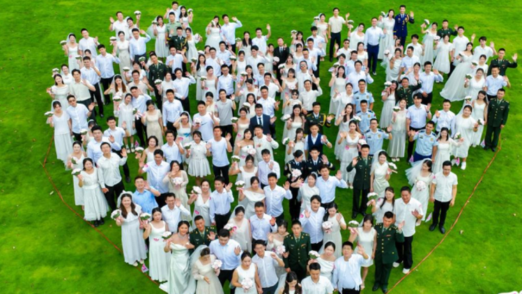 88对新人共赴集体婚礼！广州这场“广式浪漫”从甜蜜派糖到修成正果