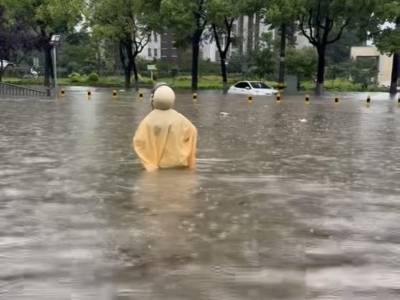 遭极端强降雨实施“五停”的荆州：有医院附近积水没过大腿