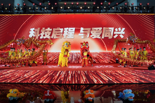 传统舞龙与机器狗舞狮的创新融合表演。 传统舞龙与机器狗舞狮的创新融合表演。