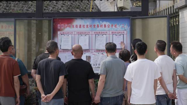 党群服务中心的公告栏上，公示着“十大优秀村民”的评选结果。