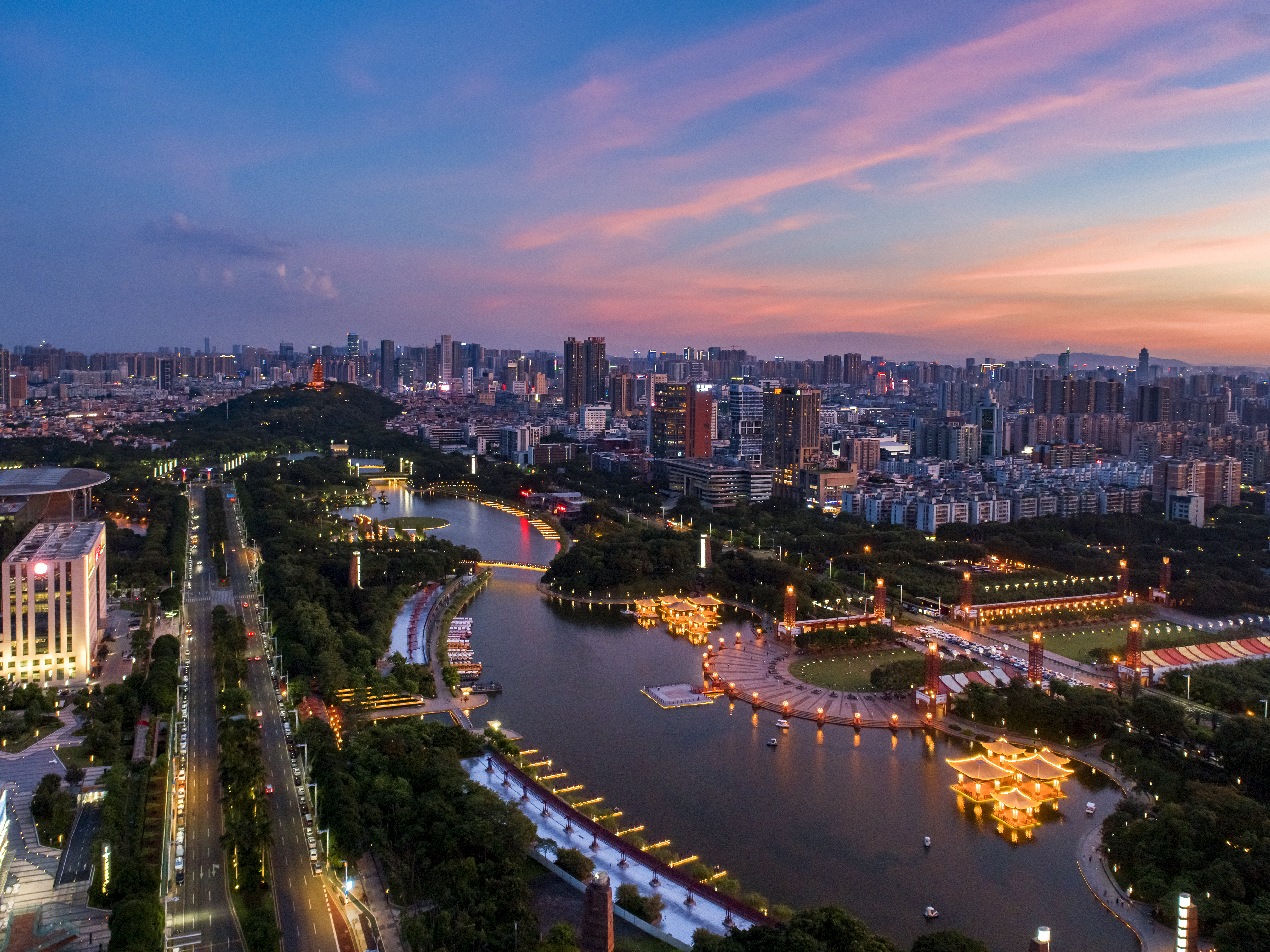 夜色降临，桂城千灯湖璀璨迷人。&nbsp; 桂城宣办供图