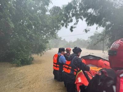 强降雨致村庄内涝，广东消防员风雨中救出多名被困者