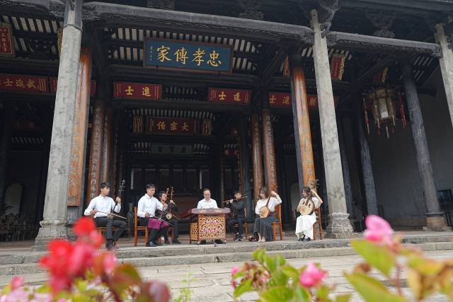 沙湾古镇留耕堂,青萝乐坊演绎经典曲目《雨打芭蕉》。