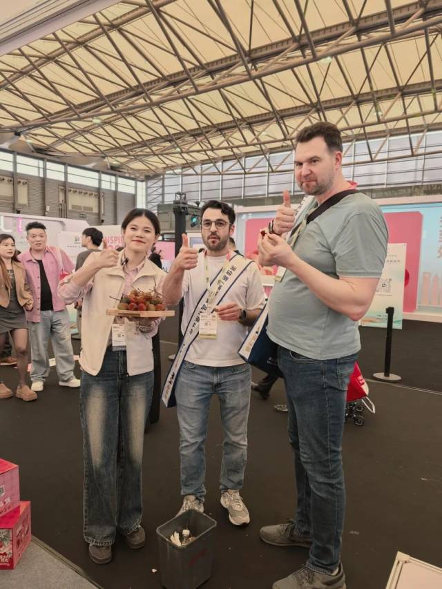 在SIAL西雅国际食品展(上海)上,外国客商为仙品荔点赞 在SIAL西雅国际食品展(上海)上,外国客商为仙品荔点赞