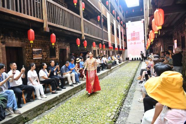 始兴在围楼里举办时装周活动