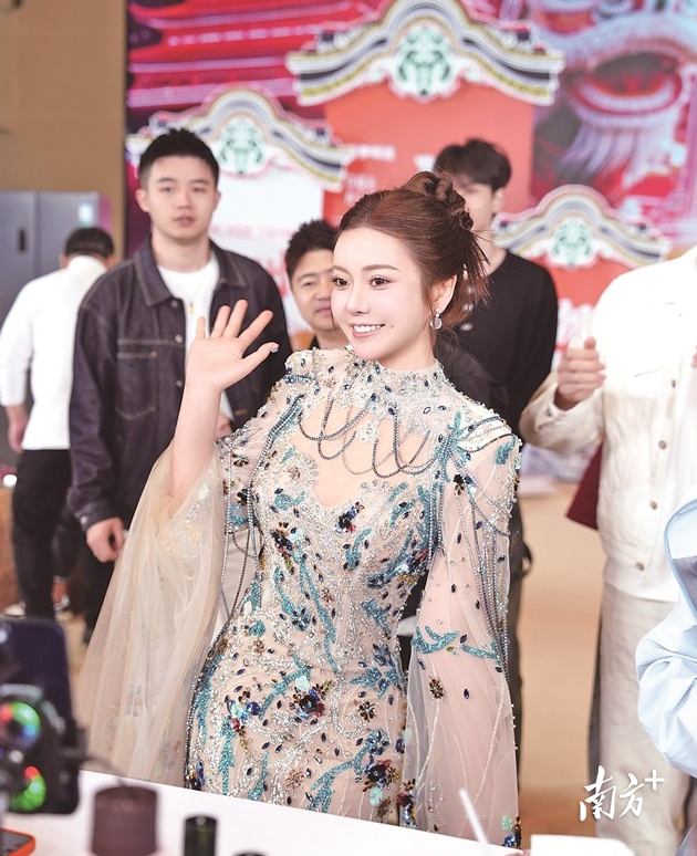 杨润心身穿潮绣礼服亮相直播间。