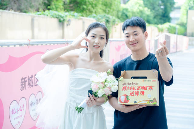 西安新婚夫妻获得高州荔枝的“甜蜜祝福”。 西安新婚夫妻获得高州荔枝的“甜蜜祝福”。