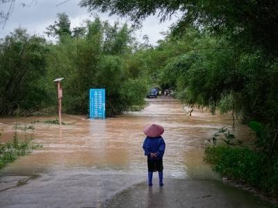 直击阳春河口镇水浸现场：救援队员运送物资，村口河水漫过桥梁