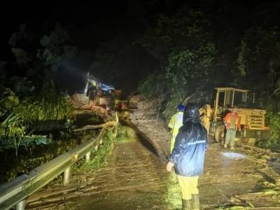 阳东救援队暴雨夜徒步搜救，14名深山失联工人全部平安获救