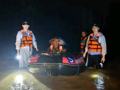 阳春雨夜，洪水漫过脖子那一刻，他们点亮了全村的光