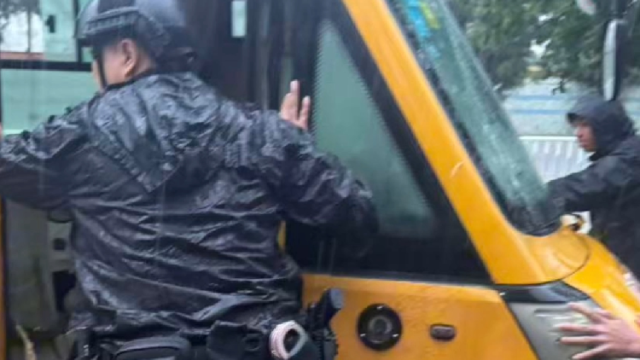 视频｜江门开平遭强降雨，特警雨中转移被困校车