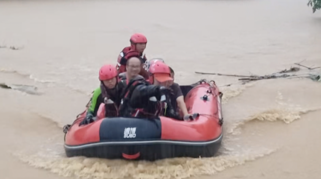 江门、阳江遭遇强降雨！村庄内涝致多人被困，消防人员驾橡皮艇紧急营救