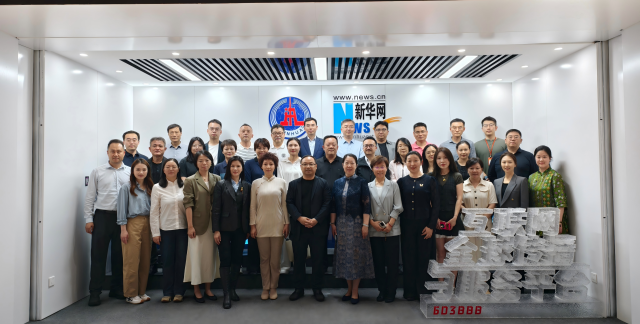 与会代表在新华网总部合影 与会代表在新华网总部合影