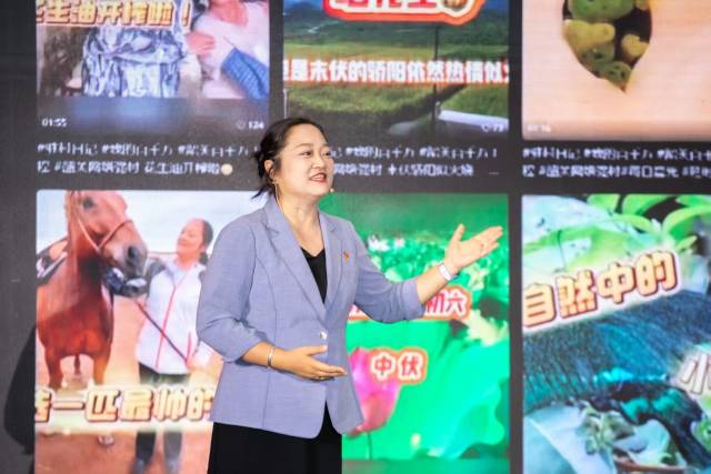 ⼴东建⼯控股集团派驻韶关市仁化县周⽥镇下洞村第⼀书记安锦在交流展示环节发言。 ⼴东建⼯控股集团派驻韶关市仁化县周⽥镇下洞村第⼀书记安锦在交流展示环节发言。