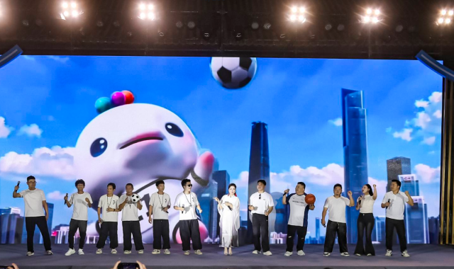 全体歌手登台齐唱《粤战粤勇》。