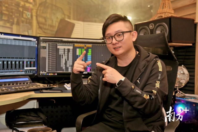 中国音乐家协会会员、中国著名青年词曲作家、台湾环球唱片音乐制作人、茂名市音乐家协会主席薛永嘉。 中国音乐家协会会员、中国著名青年词曲作家、台湾环球唱片音乐制作人、茂名市音乐家协会主席薛永嘉。