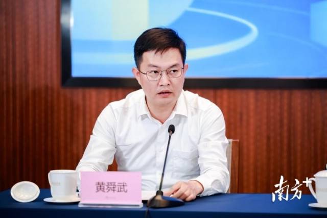 饶平县委常委黄舜武答记者问。