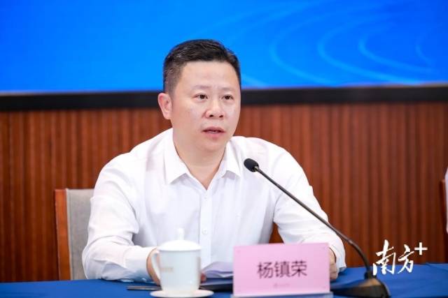 饶平县委副书记、县长杨镇荣发言。