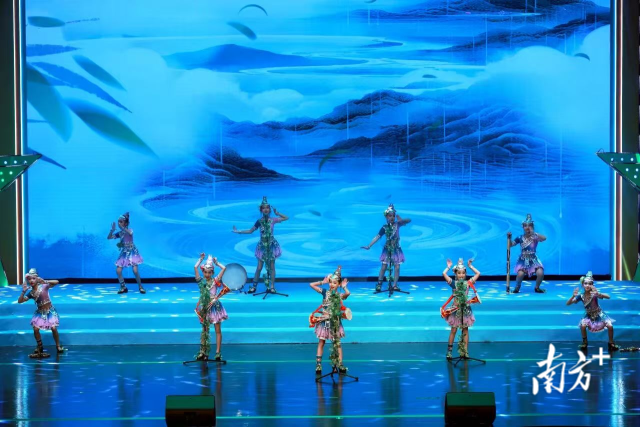 梅舞嘉音童声合唱团在“阳光下,童声里”全国优秀少儿歌曲演唱会上表演《有山就有歌》。 梅舞嘉音童声合唱团在“阳光下,童声里”全国优秀少儿歌曲演唱会上表演《有山就有歌》。