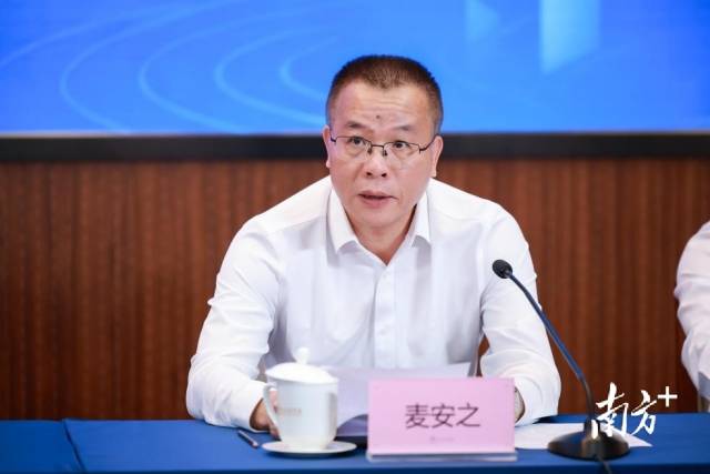 饶平县人大常委会主任、大会筹备工作负责人麦安之发言。