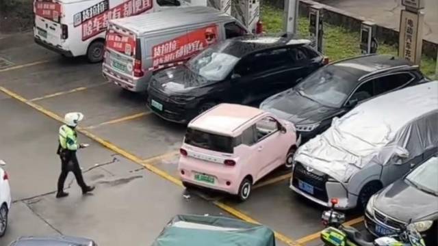 视频｜因充电位被占情绪失控，佛山男子持灭火器打砸车辆