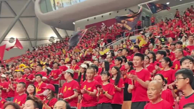视频｜热情高涨！粤BA观众赛前彩排为广州助威