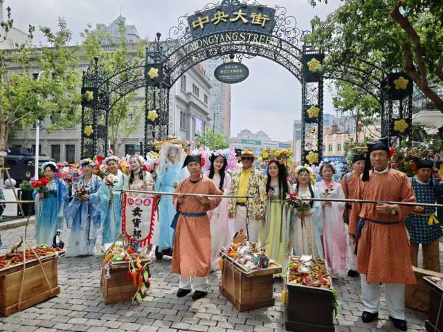 古装快闪演员中央大街派送荔枝。