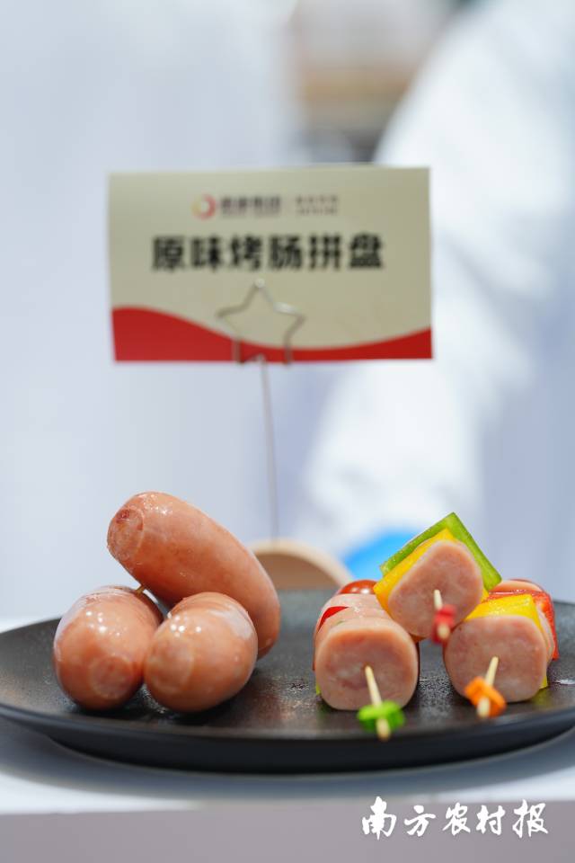 德康鲜肉、小酥肉、烤肠等食品展示。 德康鲜肉、小酥肉、烤肠等食品展示。
