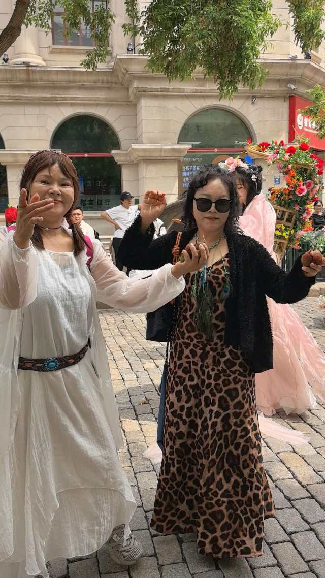 领取荔枝的游客随快闪派荔队伍跳起了舞蹈。