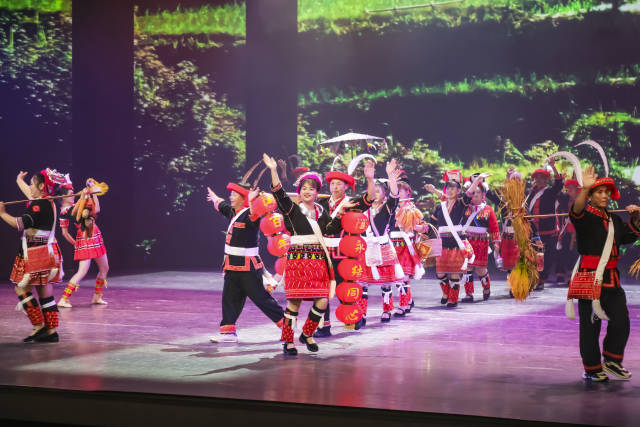 4月27日,“村艺盎然树新风——广东文艺志愿服务‘五一’惠民演出”精彩上演。来自清远的瑶族T台秀引来阵阵喝彩。 4月27日,“村艺盎然树新风——广东文艺志愿服务‘五一’惠民演出”精彩上演。来自清远的瑶族T台秀引来阵阵喝彩。