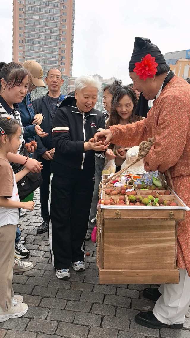古装快闪演员派送荔枝。