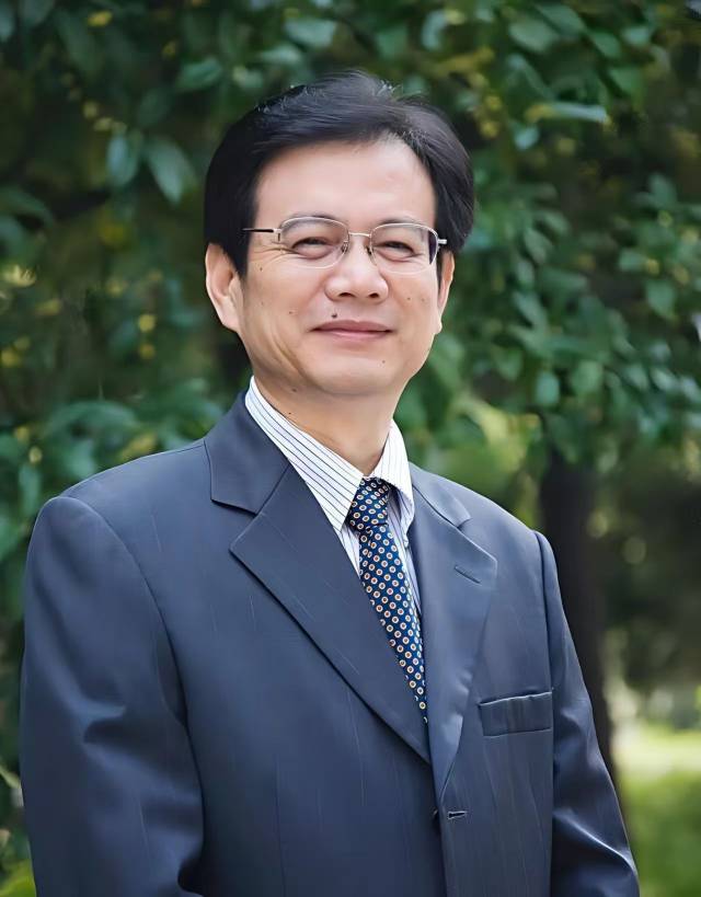 徐勇系华中师范大学中国农村研究院名誉院长,华中师范大学政治学部部长、文科资深教授。 徐勇系华中师范大学中国农村研究院名誉院长,华中师范大学政治学部部长、文科资深教授。