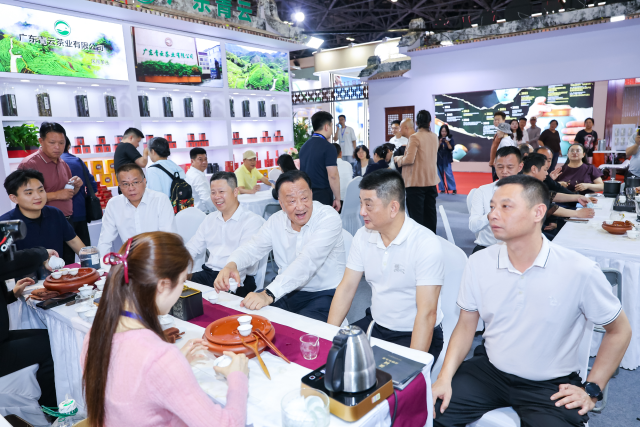 与会嘉宾在展台前品茶。