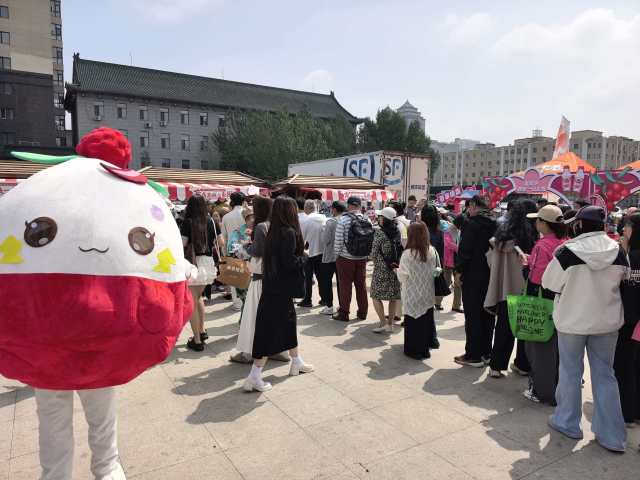 荔枝领取展位前排起了长龙。
