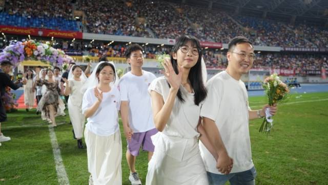 视频｜“球”婚之旅太甜了！粤超江门主场万人为新婚夫妻送祝福