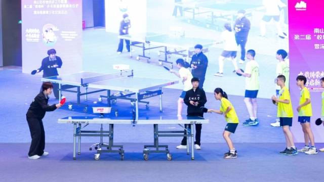 孙颖莎现身深圳，助力深港澳青少年乒乓球交流