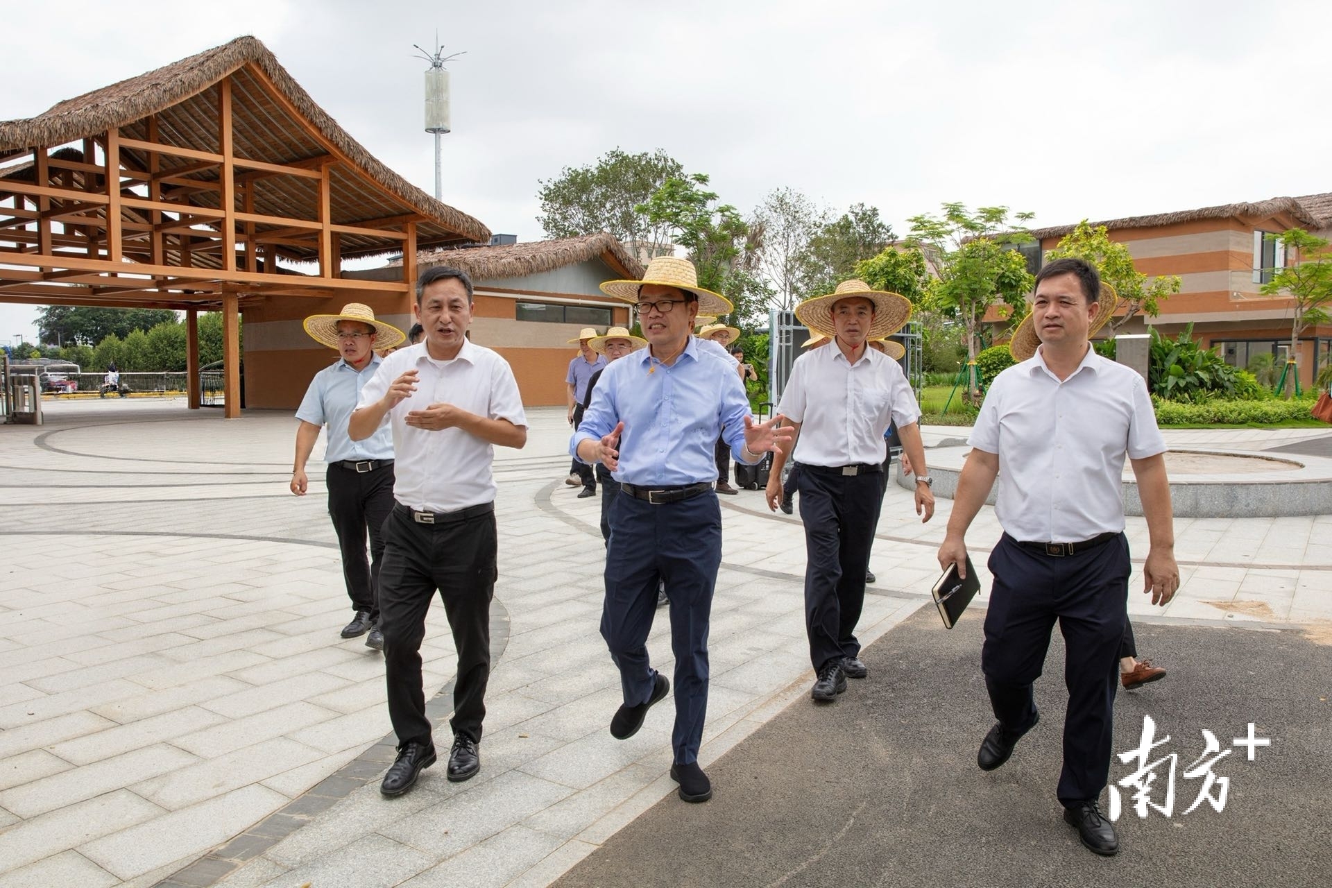 与会人员实地察看高明苏村、沿江路等重点节点。 黄艳姿 摄 与会人员实地察看高明苏村、沿江路等重点节点。 黄艳姿 摄