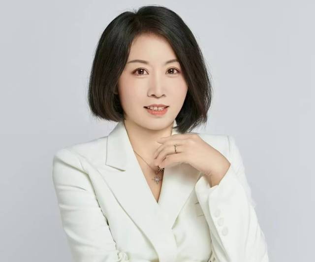 谢治菊，广州大学乡村振兴研究院院长、教授、博导，广州市乡村振兴研究会会长，中国农村发展学会乡村治理专委会副主任委员。