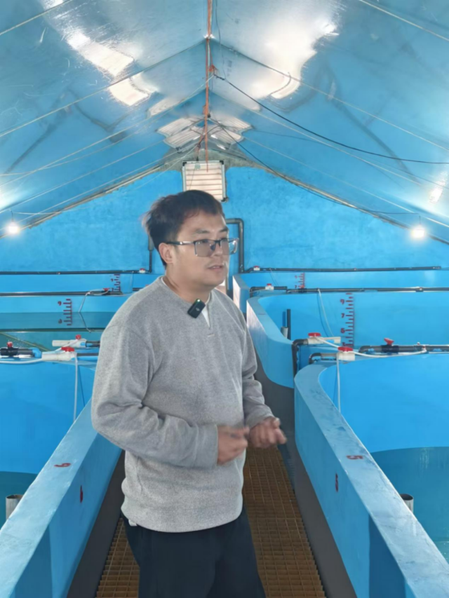 众邦水产技术总监黄书道介绍三文鱼工厂化培育车间
