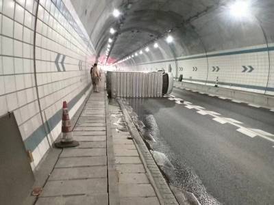 隧道内货车侧翻，这位民兵“逆行”500米开展营救